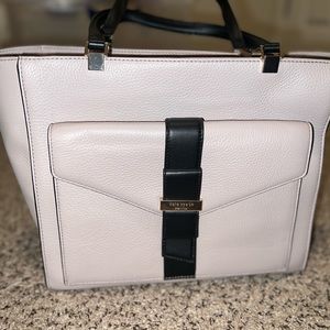 Kate spade purse has 4 pockets very spacious the color is taupe